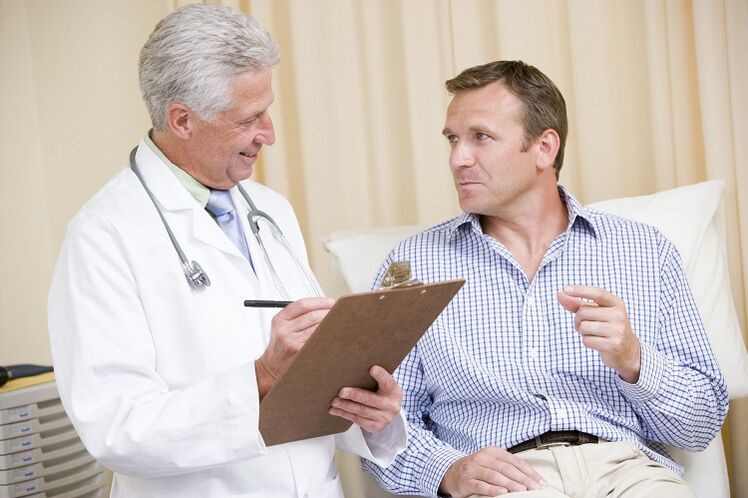 Médecin et patient avant l'opération pour augmenter le membre