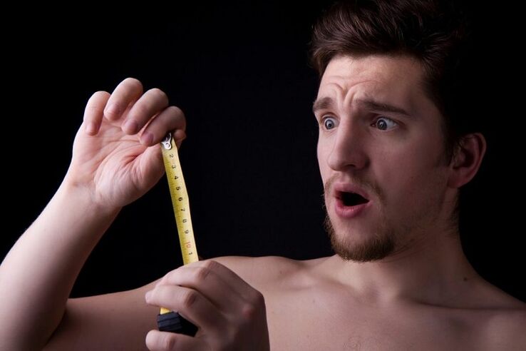 Un homme avec une roulette mesure un membre avant l'opération pour augmenter