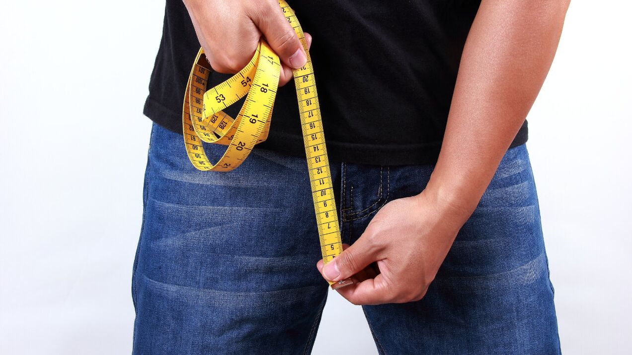 Un homme mesure son pénis avant son agrandissement